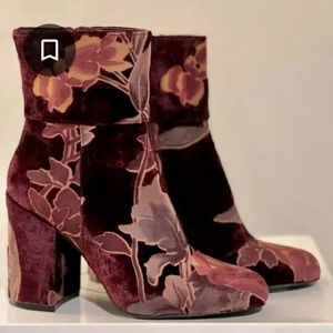 Steve Madden Goldie Velour Velvet Cranberry Floral Boots Booties Heels Size 7.5